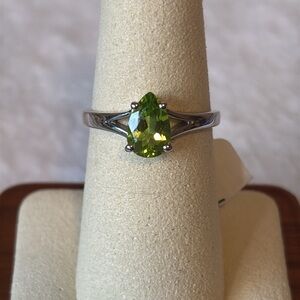 NWT 💚 Natural Peridot 925 Sterling Silver Ring